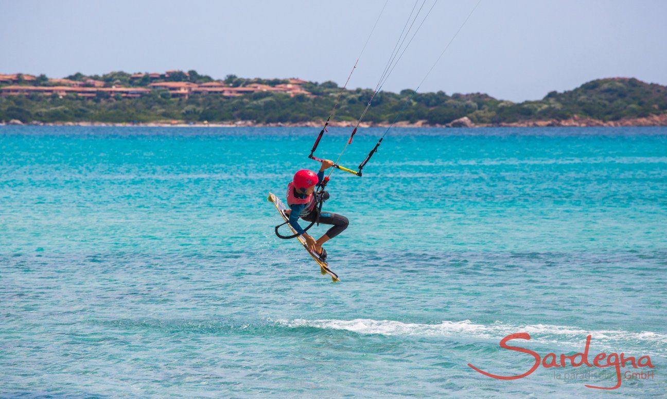 Kitesurfer am Strand La Cinta, San Teodoro, Olbia