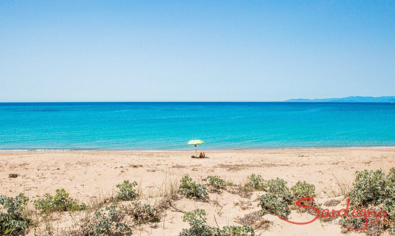 Der Strand von Geremeas, Torre delle Stelle wird auch im Sommer nie voll