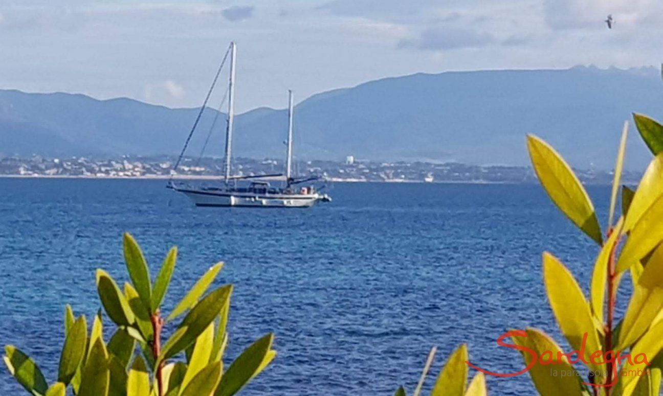 Blick auf das Meer vor Cagliari mit einem Segelboot