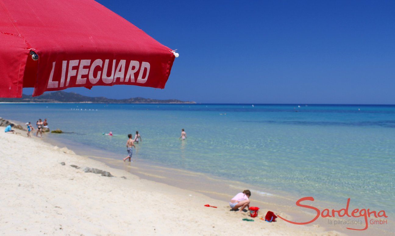 Cala Sinzias Strand mit Bademeister zu Ihrer Sicherheit