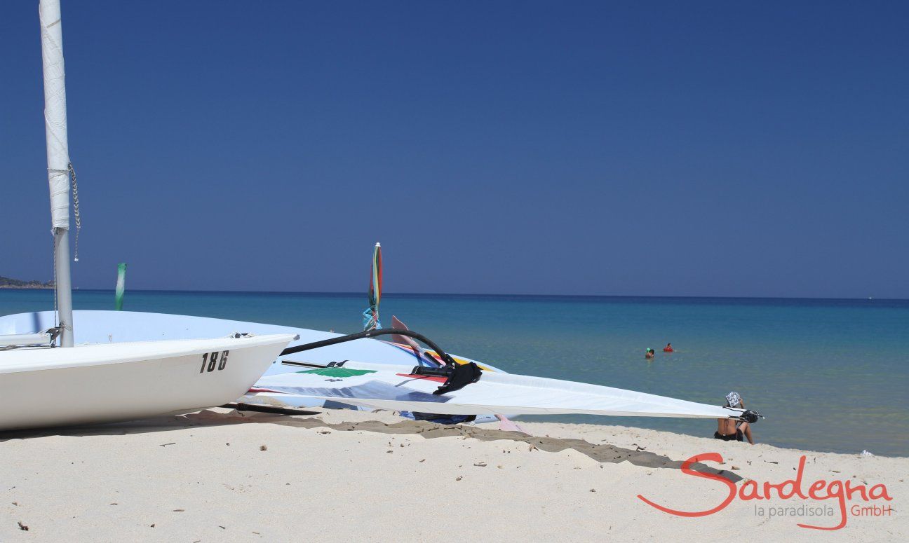 Surfbrett und Laser am Strand von Cala Sinzias