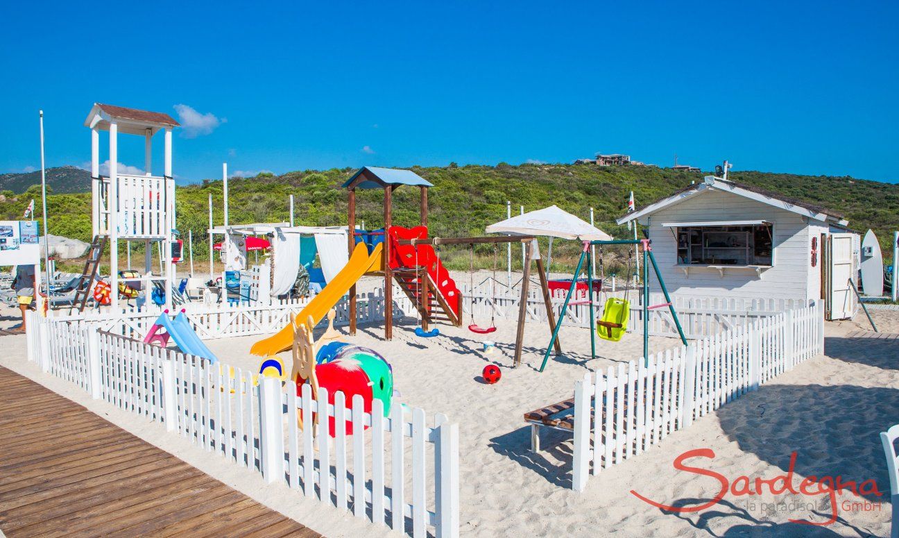 Kinderspielplatz am Strand von Golfo Aranci