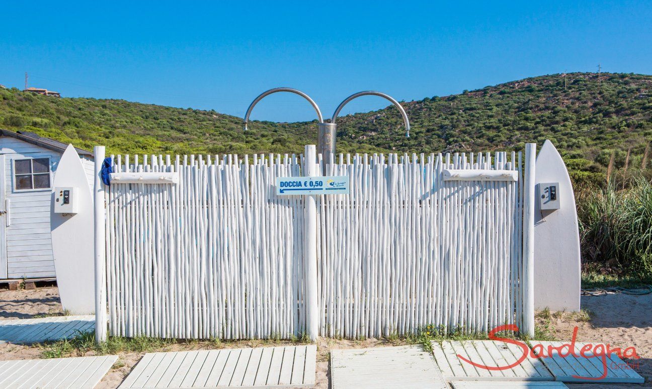 Duschen am Strand von Golfo Aranci