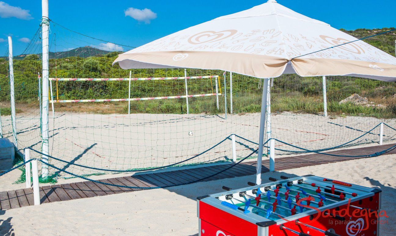 Beachvolleyball und Kicker am Strand von Golfo Aranci