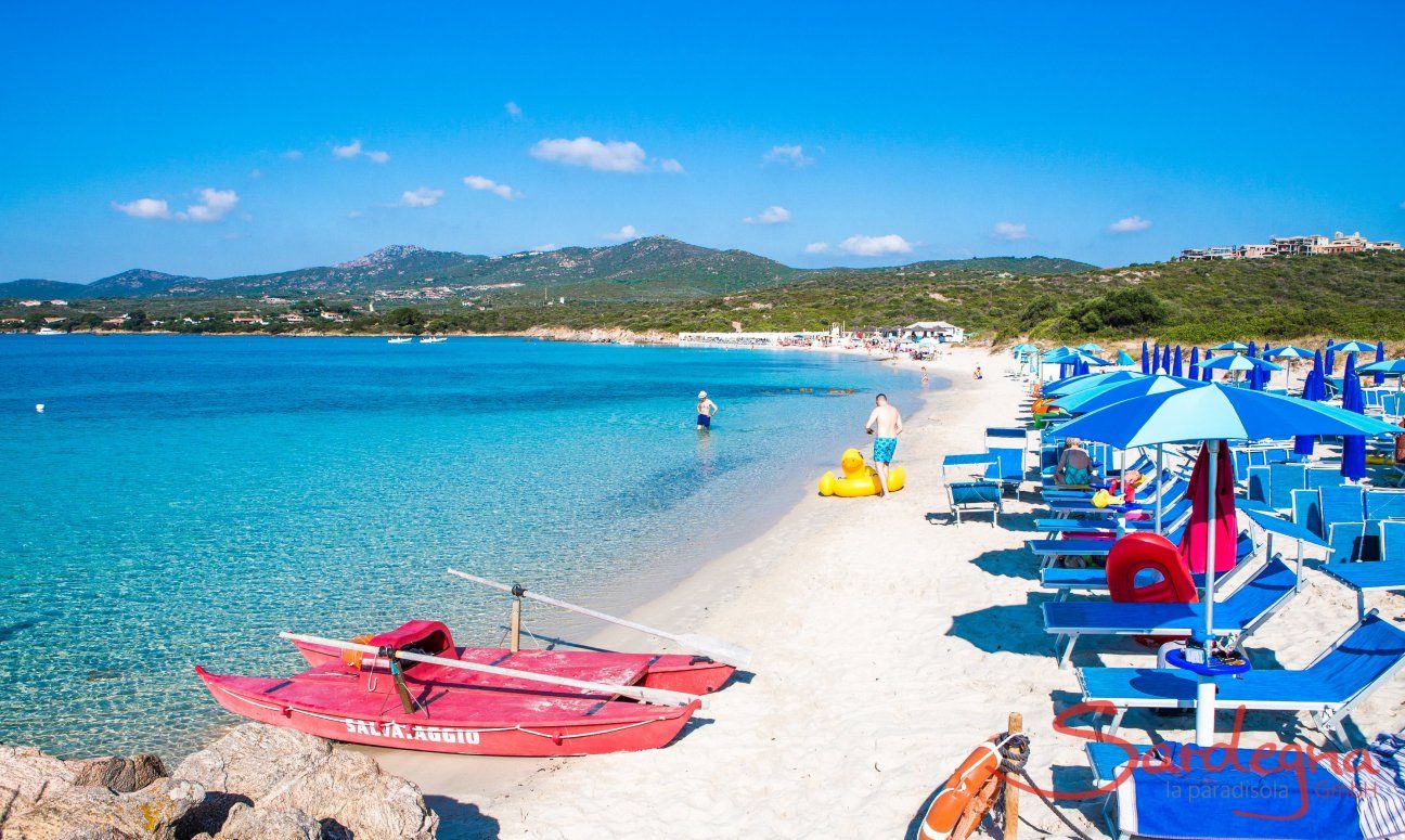 Strandbad am weißen Sandstrand von Golfo Aranci