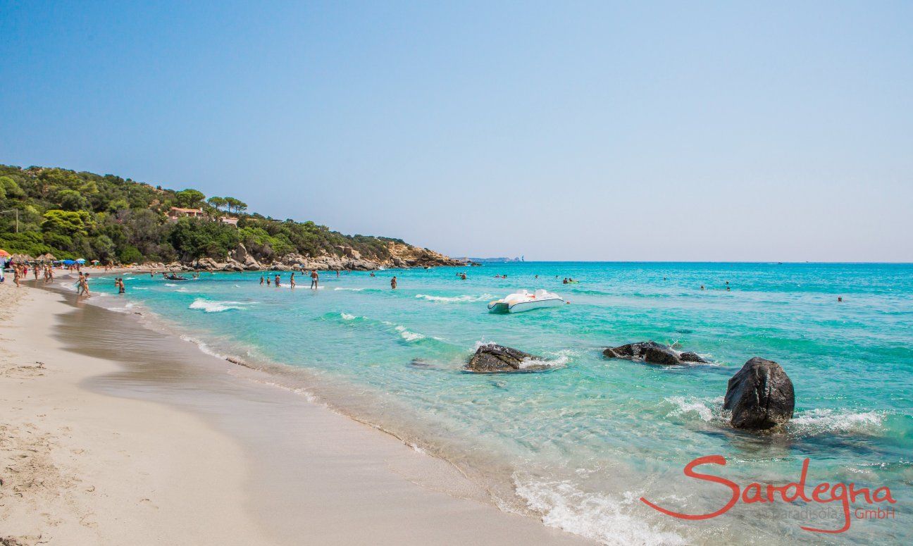Spiaggia Simius mit türkis schimmerndem Wasser und Badegästen, 26 km. entfernt 