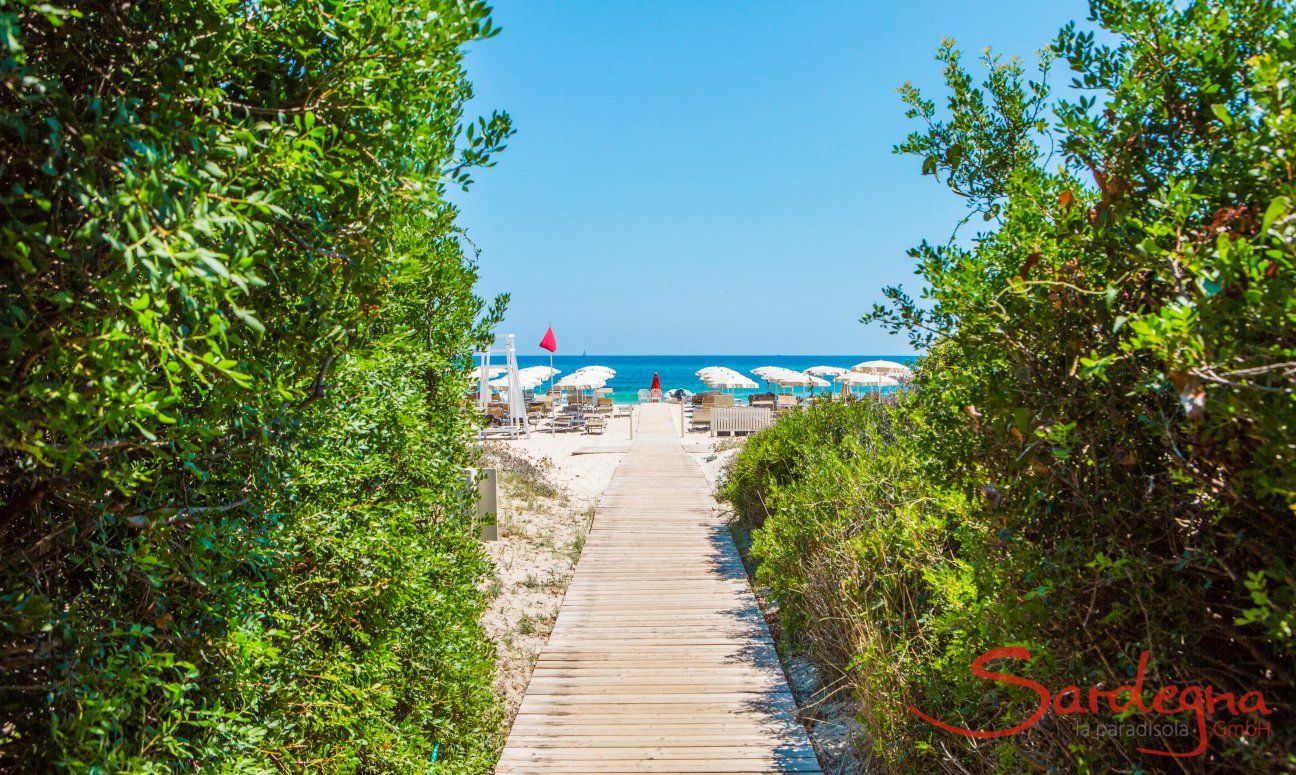 Strandzugang zu einem Strandbad an der Costa Rei