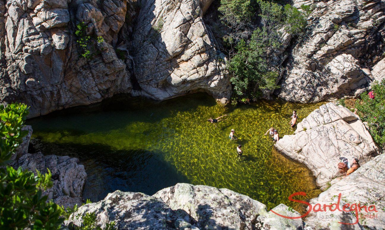 Trekking und Baden in den Bergen hinter San Teodoro