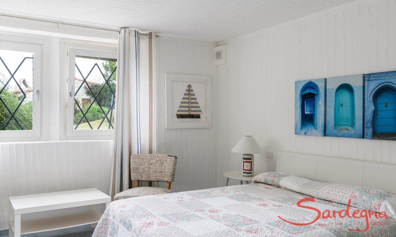 Li Conchi 30 | Schlafzimmer 3 im Untergeschoß mit Ehebett und Fenster zum Garten Hausdarstellung von Li Conchi 30
