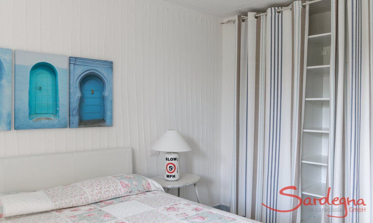 Li Conchi 30 | Doppelbett und Wandschrank des Schlafzimmer 3 im Untergeschoß Hausdarstellung von Li Conchi 30