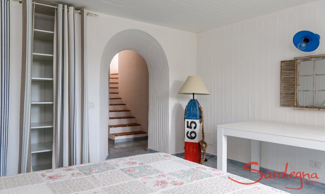 Li Conchi 30 | Treppe und Eingang ins Schlafzimmer 3 mit Ehebett und Wandschrank Hausdarstellung von Li Conchi 30
