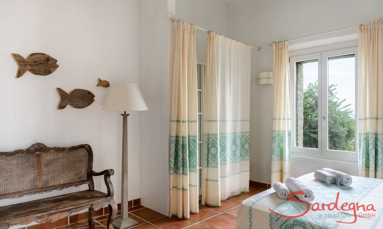 Li Conchi 30 | Schafzimmer 1 mit Ehebett, Wandschrank und Holzbank Hausdarstellung von Li Conchi 30