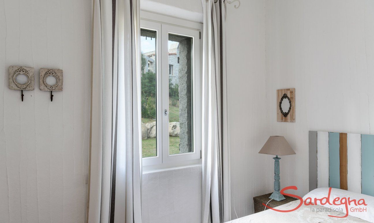 Li Conchi 30 | Fenster vom Schlafzimmer 2 mit 2 Einzelbetten Hausdarstellung von Li Conchi 30