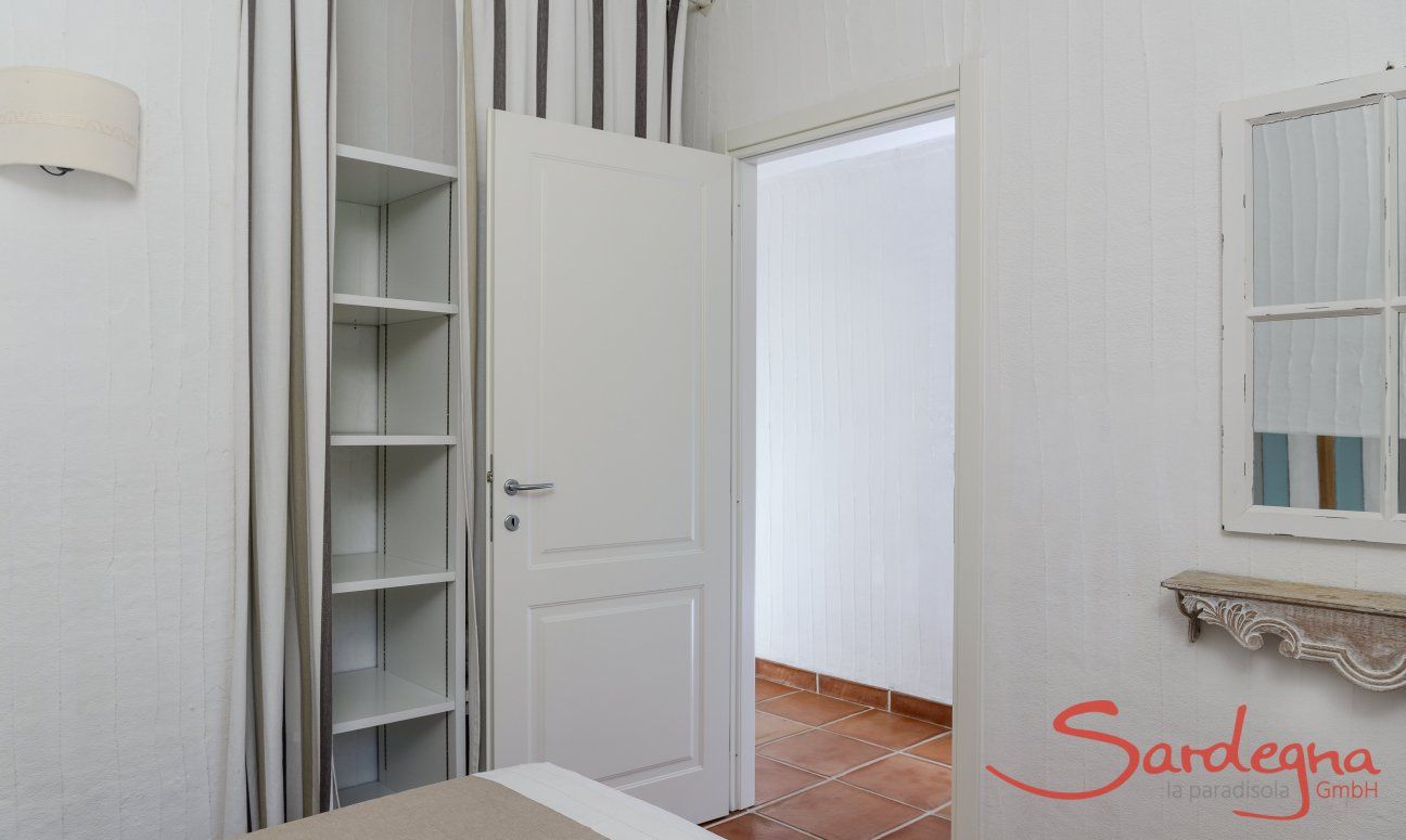 Li Conchi 30 | Eingang zum Schlafzimmer 2 mit Wandschrank Hausdarstellung von Li Conchi 30