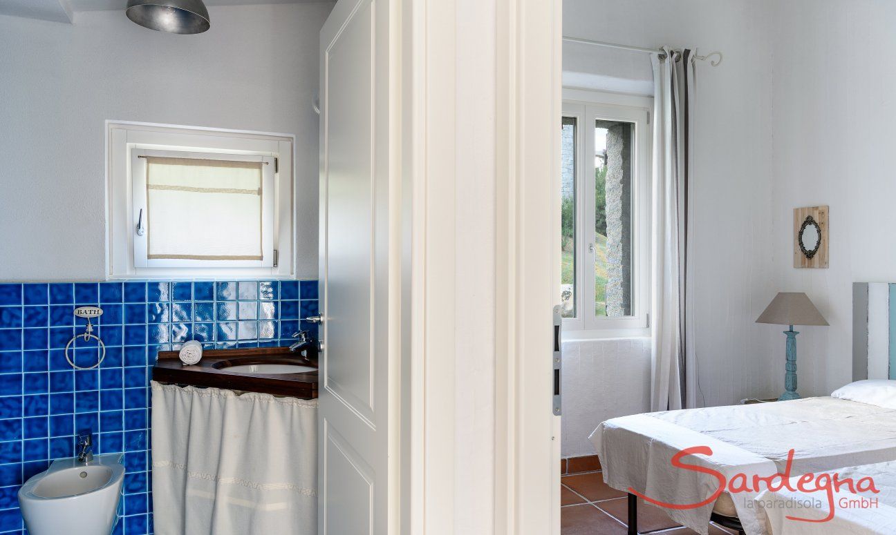 Li Conchi 30 | Blick ins Bad 2 und das angrenzende Schlafzimmer 2 Hausdarstellung von Li Conchi 30