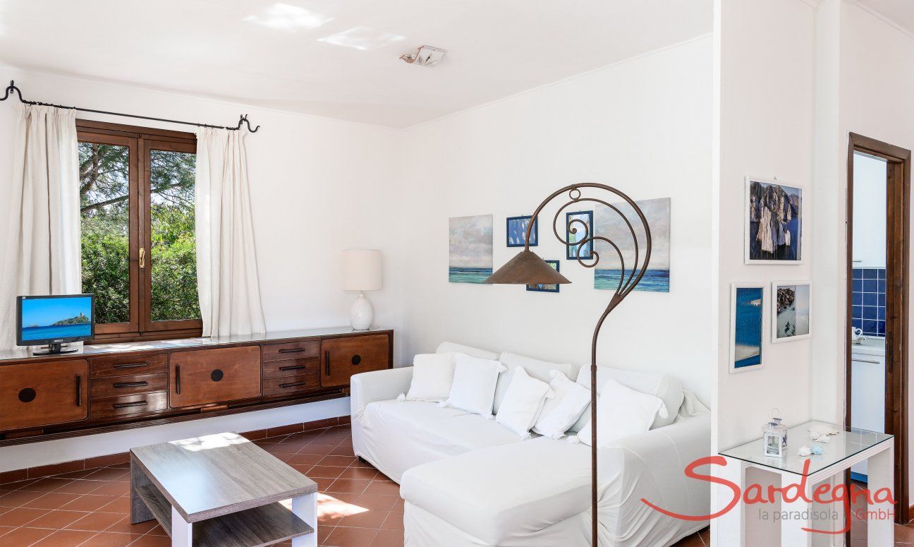Casa Su Faru 2 | Sofaecke mit Tisch und TV im Wohnzimmer zum Ausspannen Sofaecke mit Tisch und TV im Wohnzimmer von Su Faru 2 Pula