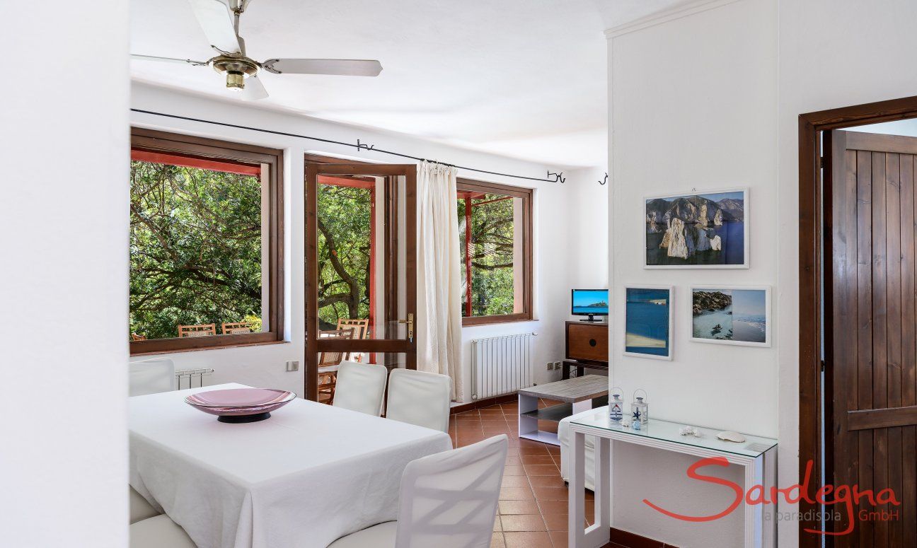 Casa Su Faru 2 | Hell eingerichtetes Wohnzimmer mit viel Licht dank der großen Fenster Wohnzimmer Su Faru 2 Pula
