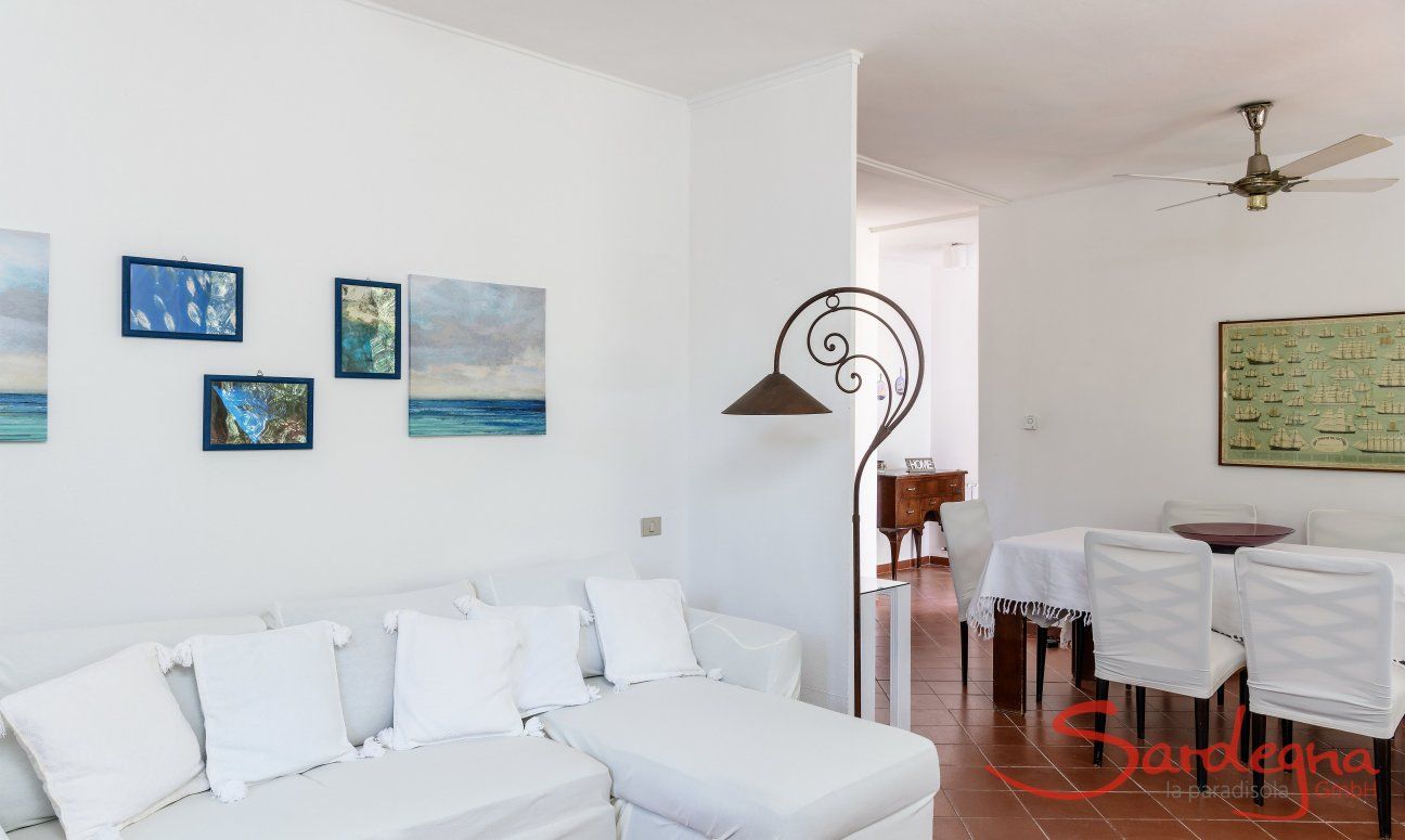 Casa Su Faru 2 | Wohnzimmer mit Ecksofa und Esstisch, Deckenventilator zur Kühlung im Sommer Wohnzimmer mit Sofa und Esstisch von Su Faru 2 Pula