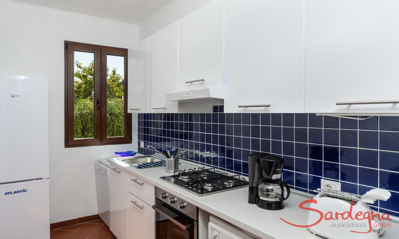 Casa Su Faru 2 | Weiß- und blaue Einbauküche mit Ofen, Gasherd, Spülmaschine, Waschmaschine und großem Kühlschrank Weiß- und blaue Einbauküche Su Faru 2 Pula