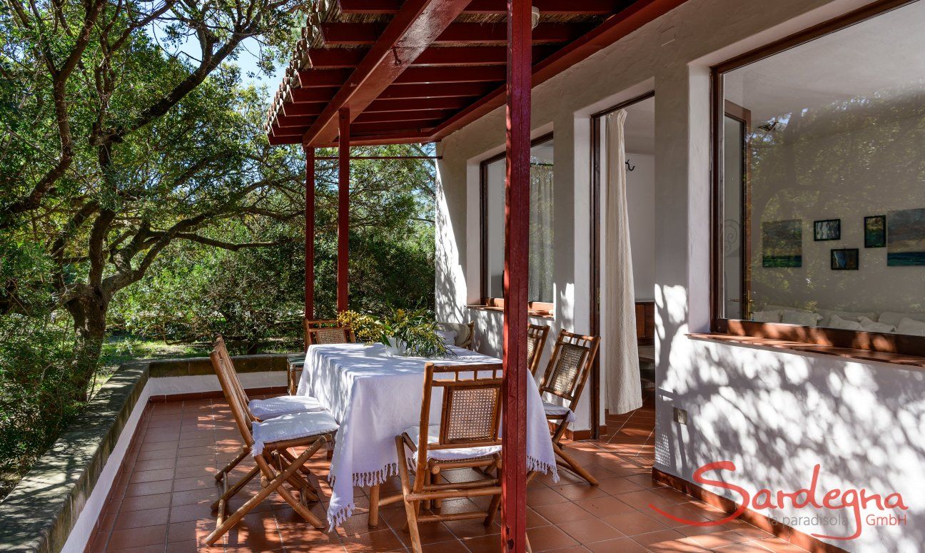 Casa Su Faru 2 | Terrasse im Schatten der mediterranen Bäume mit praktischem Eingang zum Wohnzimmer Terrasse mit Eingang zum Wohnzimmer von Su Faru 2 Pula