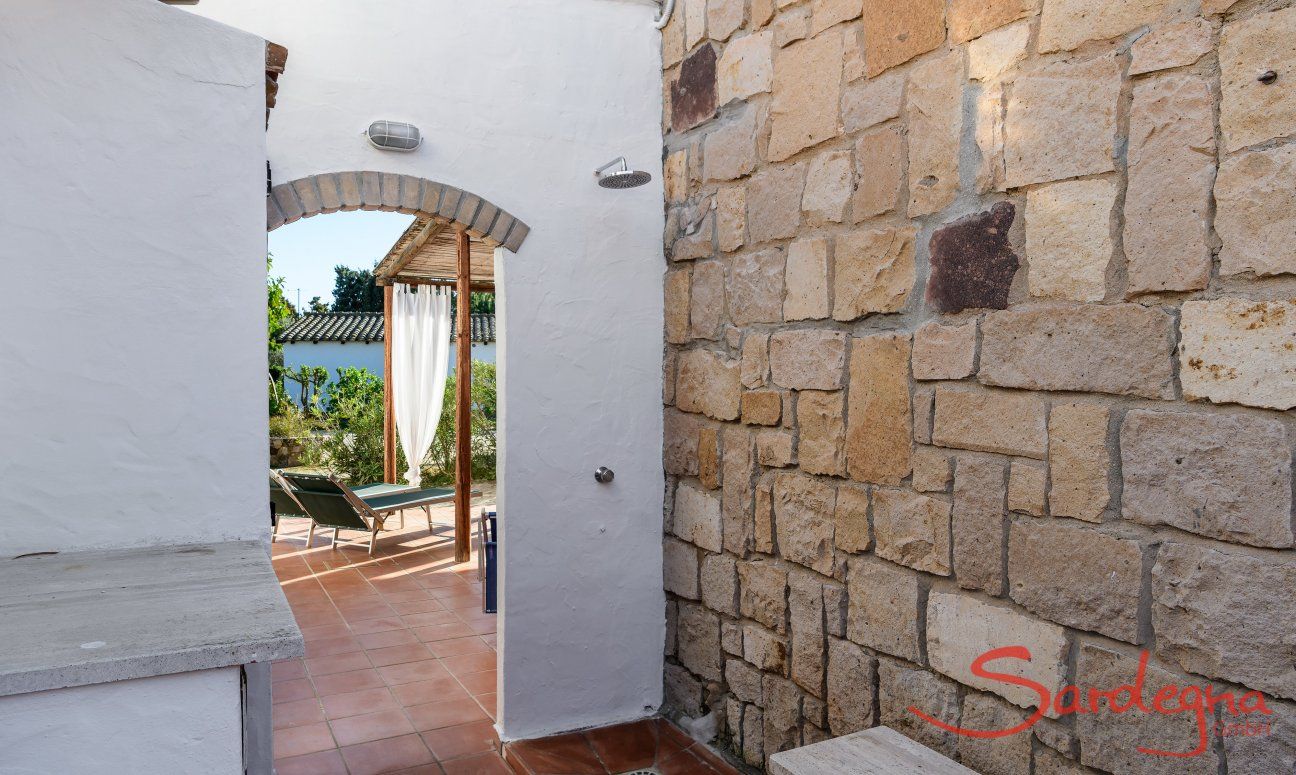 Casa Su Faru 3 | Private Aussendsuche und Zugang zur Terrasse vom Schlafzimmer 3 Private Aussendsuche und Zugang zur Terrasse Su Faru 3 Pula