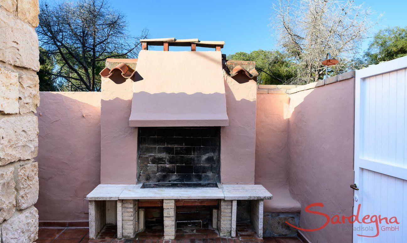 Casa Su Faru 3 | Großer, gemauerter Barbecue auf der privaten Terrasse Großer, gemauerter Barbecue Su Faru 3 Pula