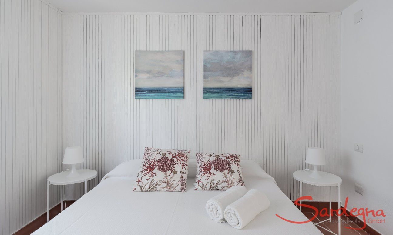 Casa Su Faru 3 | Schlafzimmer 1 mit Doppelbett, eingerichtet in hellen Farben und mediterranem Stil Doppelzimmer Su Faru 3 Pula