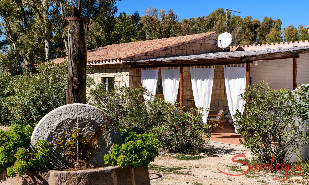 Casa Su Faru 3 | Alter Mühlstein vor der privaten Terrasse Alter Mühlstein vor Su Faru 3 Pula