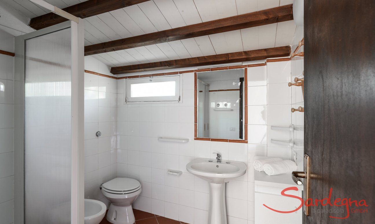 Casa Su Faru 3 | Bad 3 mit Dusche, angrenzend an das kleine Schlafzimmer 3 mit Doppelbett Bad mit Dusche Su Faru 3 Pula