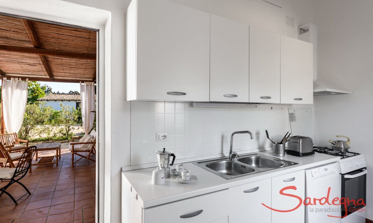 Casa Su Faru 3 | Küche mit praktischer Tür zu Terrasse Küche mit Tür zu Terrasse Su Faru 3 Pula