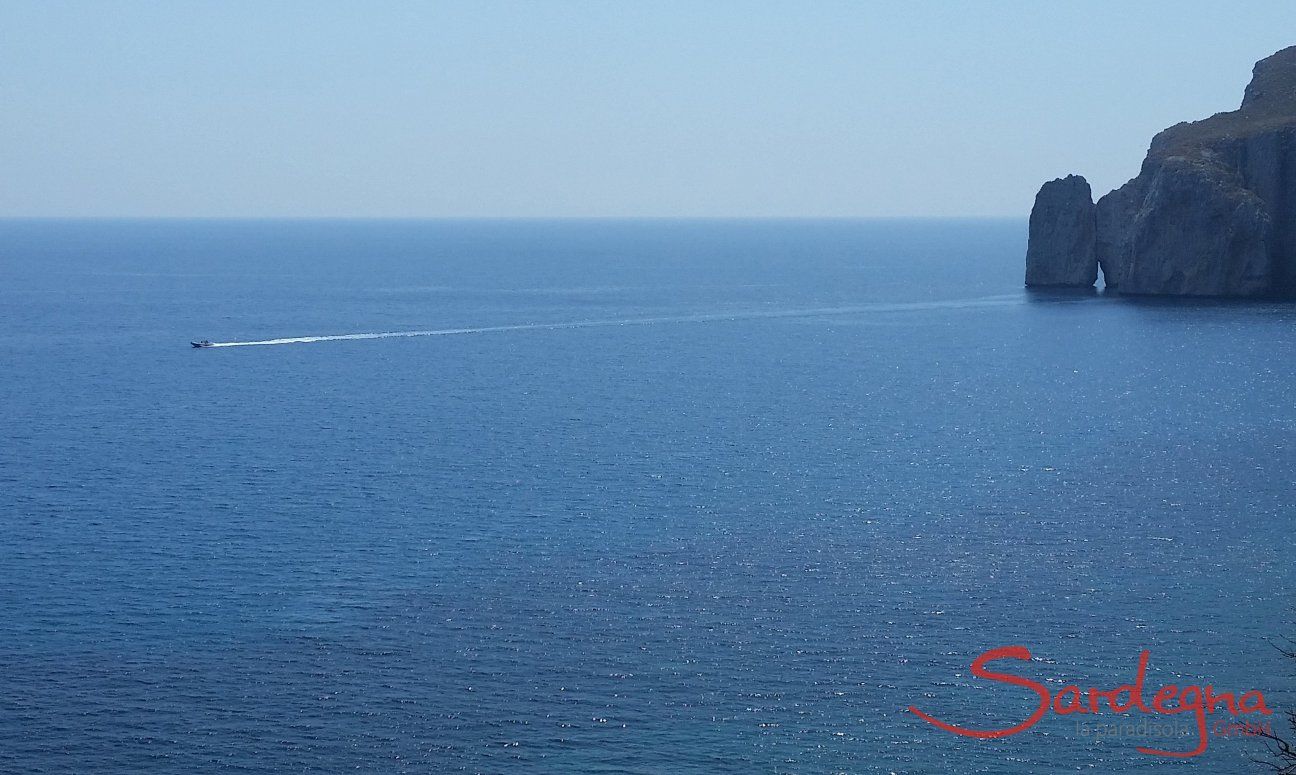 Motorboot auf dem Meer beim charaketristischen Felsen Pan di Zucchero