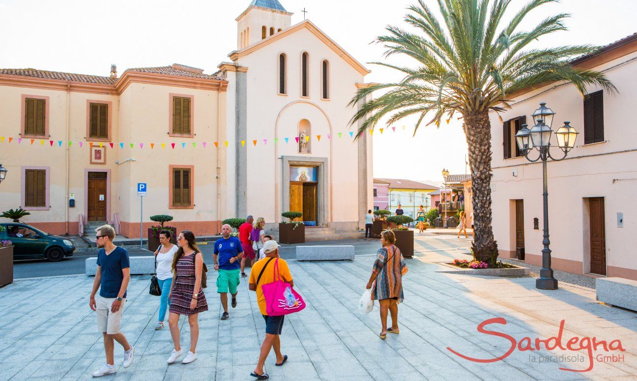 Touristen schlendern durch die Sehenswürdigkeiten von San Teodoro bei Olbia