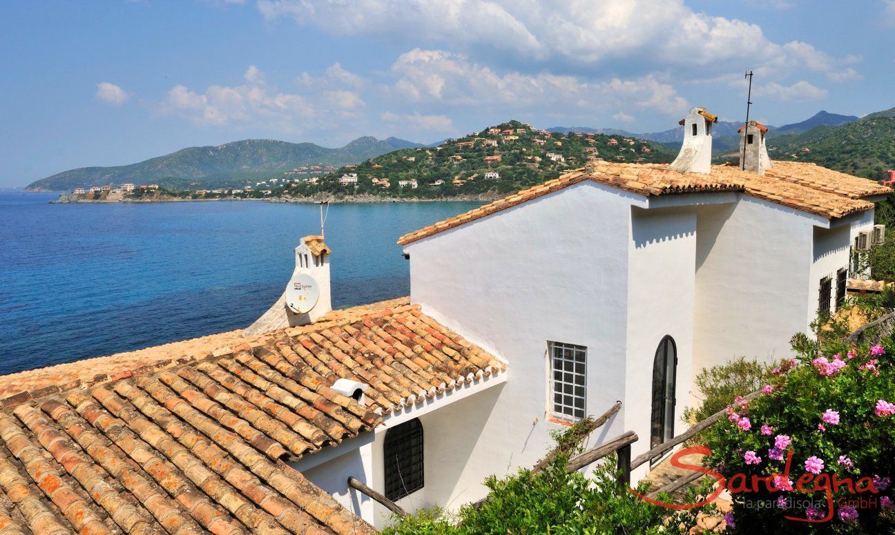 Villa Bella | Das Haus thront über dem Meer Villa Bella liegt direkt am Meer in Torre delle Stelle