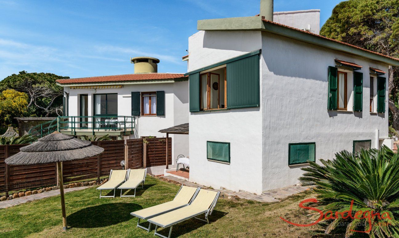 Villa Fernando | Garten der Villa mit dem Doppelhaus Fernando/Massidda im Hintergrund Ferienhaus Villa Fernando, Santa Margherita di Pula, Südsardinien