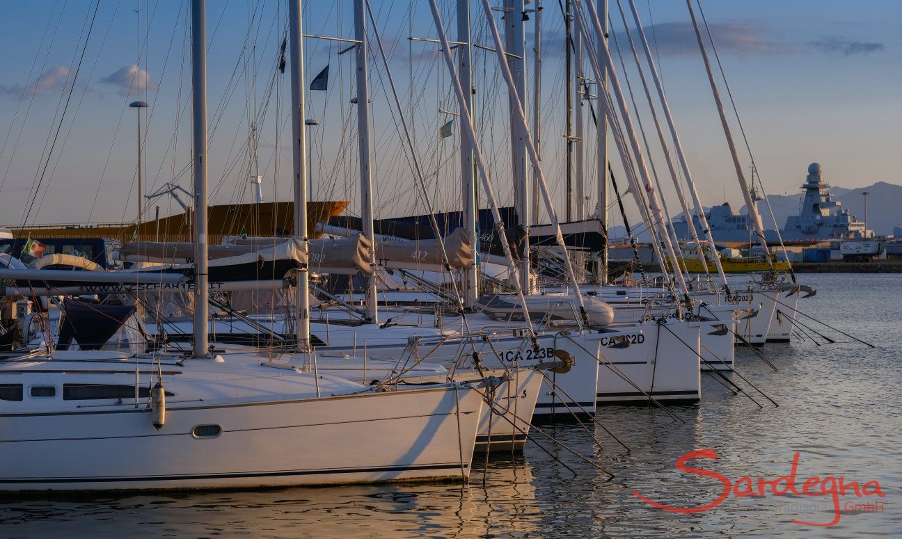 Segeboote im Hafen von Cagliari, Hauptstadt von Sardinien