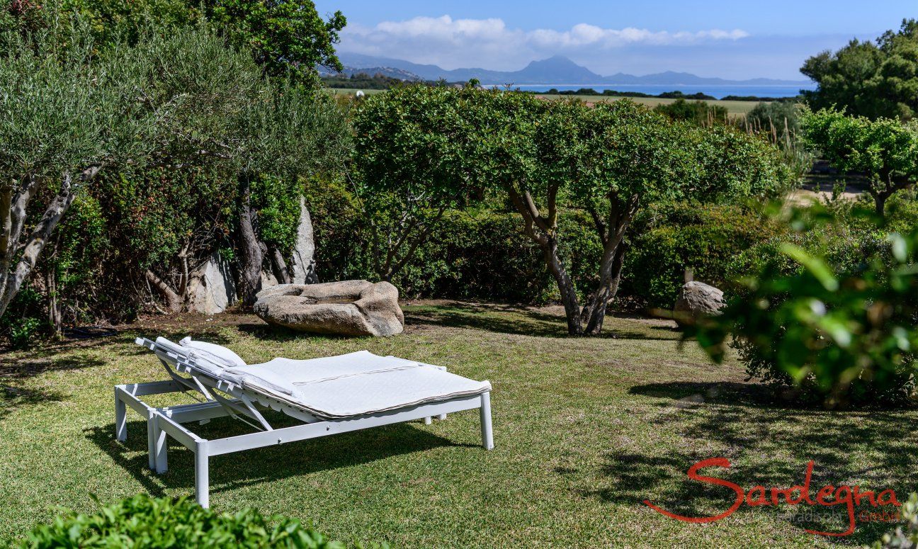 Casa 1 | Freie Rasenfläche mit Sonnenliegen zum Ausspannen Hausdarstellung Casa 1 Sant Elmo Südsardinien