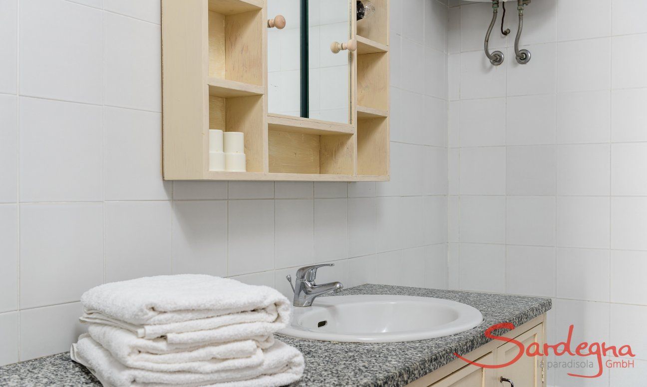 Casa 1 | Wannenbad im Schlafbereich Hausdarstellung Casa 1 Sant Elmo Südsardinien