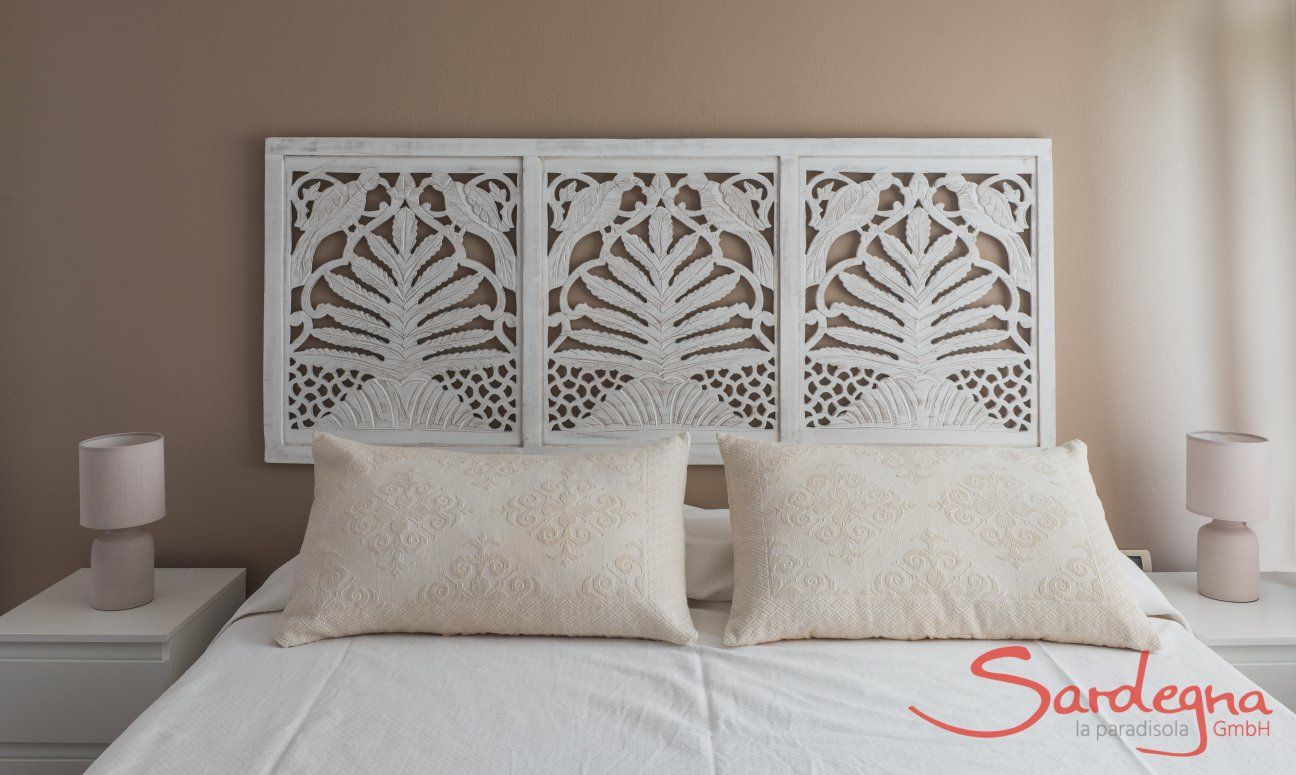 Apartment Orri 3 | Schlafzimmer 3 mit dekorativem Kopfende über dem Doppelbett, im 2. Stock App. Orri 3 Tortoli Ostküste Sardinien