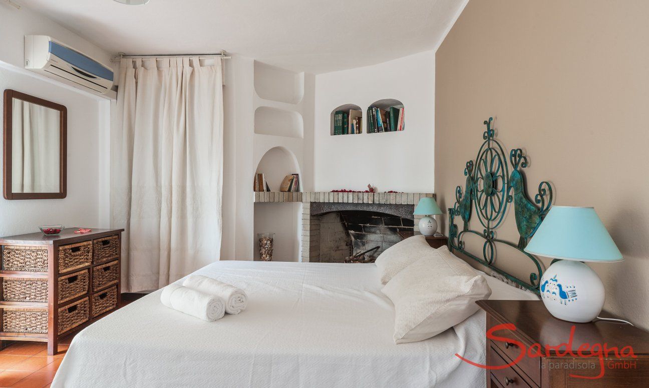 Apartment Orri 3 | Schlafzimmer 2 mit Kamin und Klimaanlage, im 2. Stock App. Orri 3 Tortoli Ostküste Sardinien
