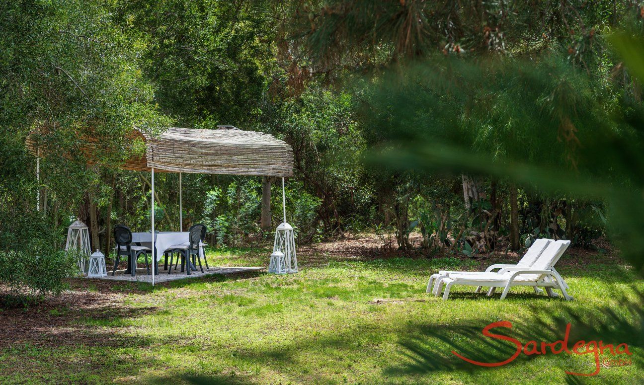 Apartment Orri 3 | Garten mit Gazebo und Sonnenliegen App. Orri 3 Tortoli Ostküste Sardinien