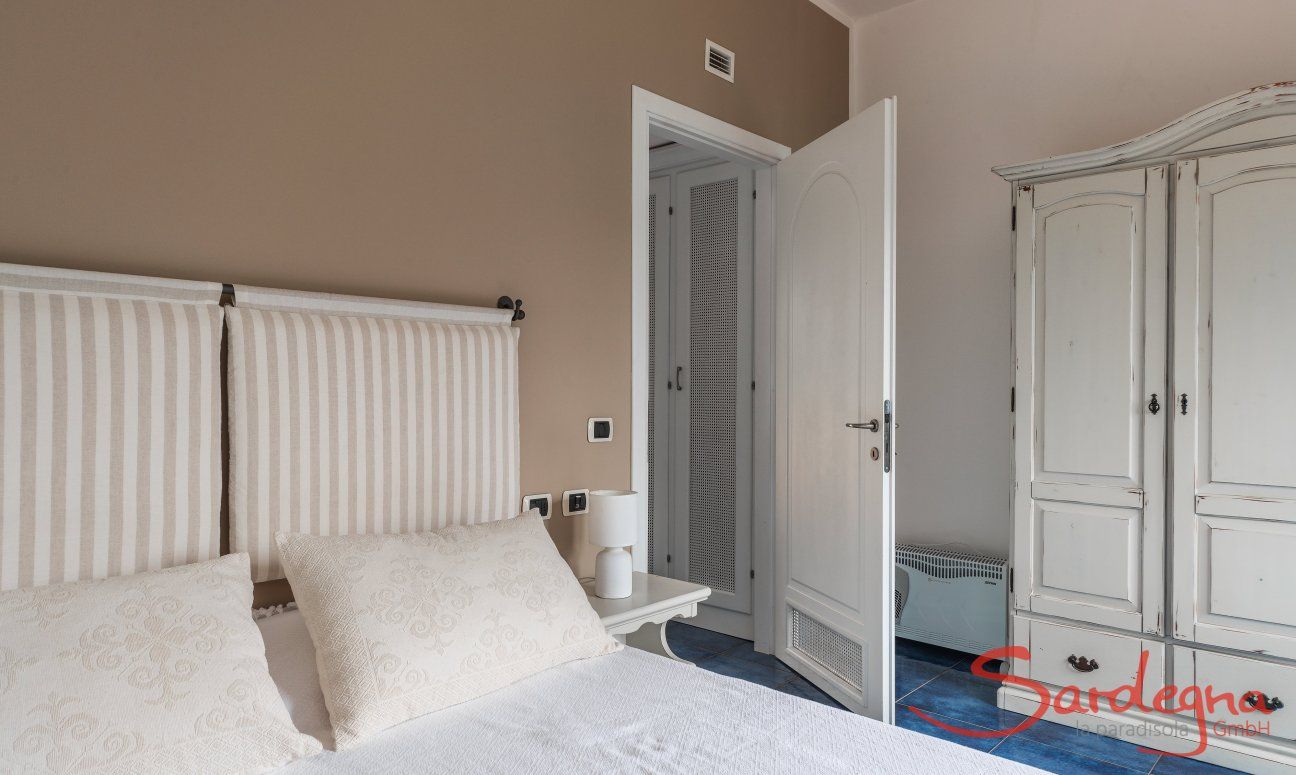 Apartment Orri 3 | Schlafzimmer 5 im 1.Stock mit Doppelbett und großem Schrank App. Orri 3 Tortoli Ostküste Sardinien