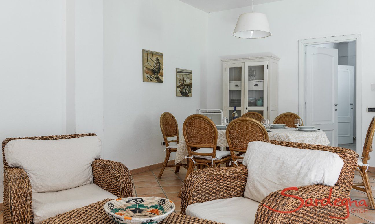 Apartment Orri 1 | Gemütliche Korbsessel im Wohnzimmer Orri 1, Tortoli, Ostsardinien