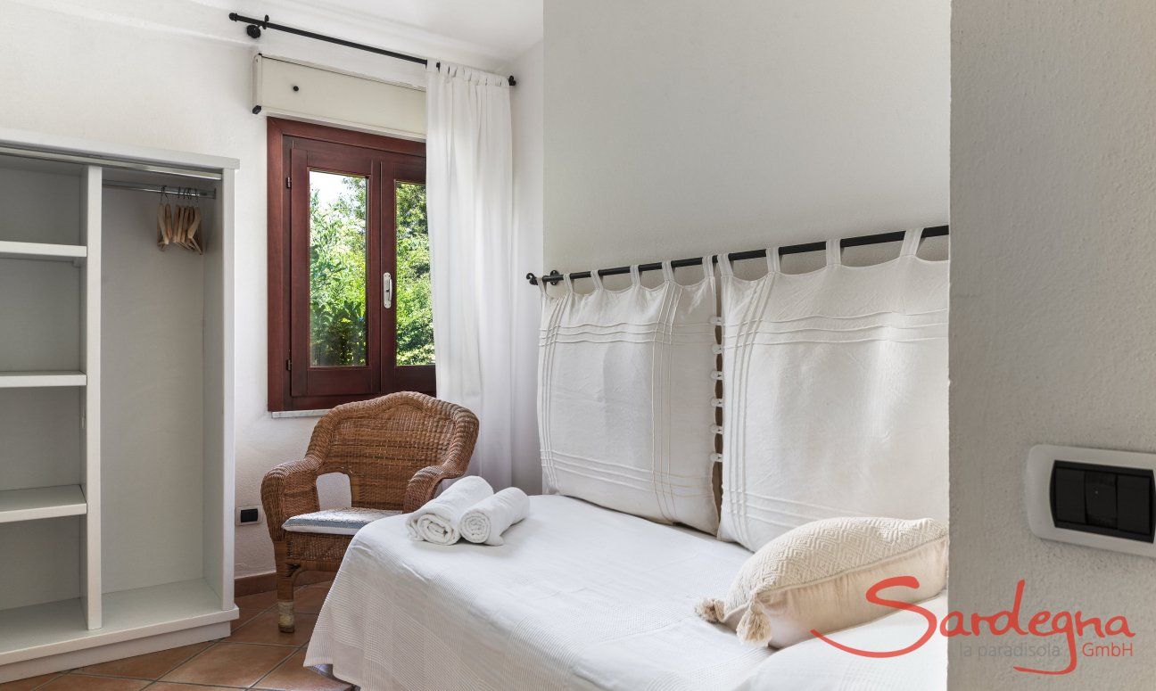 Apartment Orri 1 | Schlafzimmer 3 mit Einzelbett und Blick in den Garten Orri 1, Tortoli, Ostsardinien