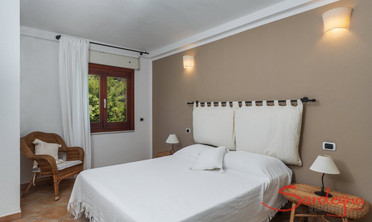 Apartment Orri 1 | Schlafzimmer 2 mit Doppelbett und Gartenblick Orri 1, Tortoli, Ostsardinien