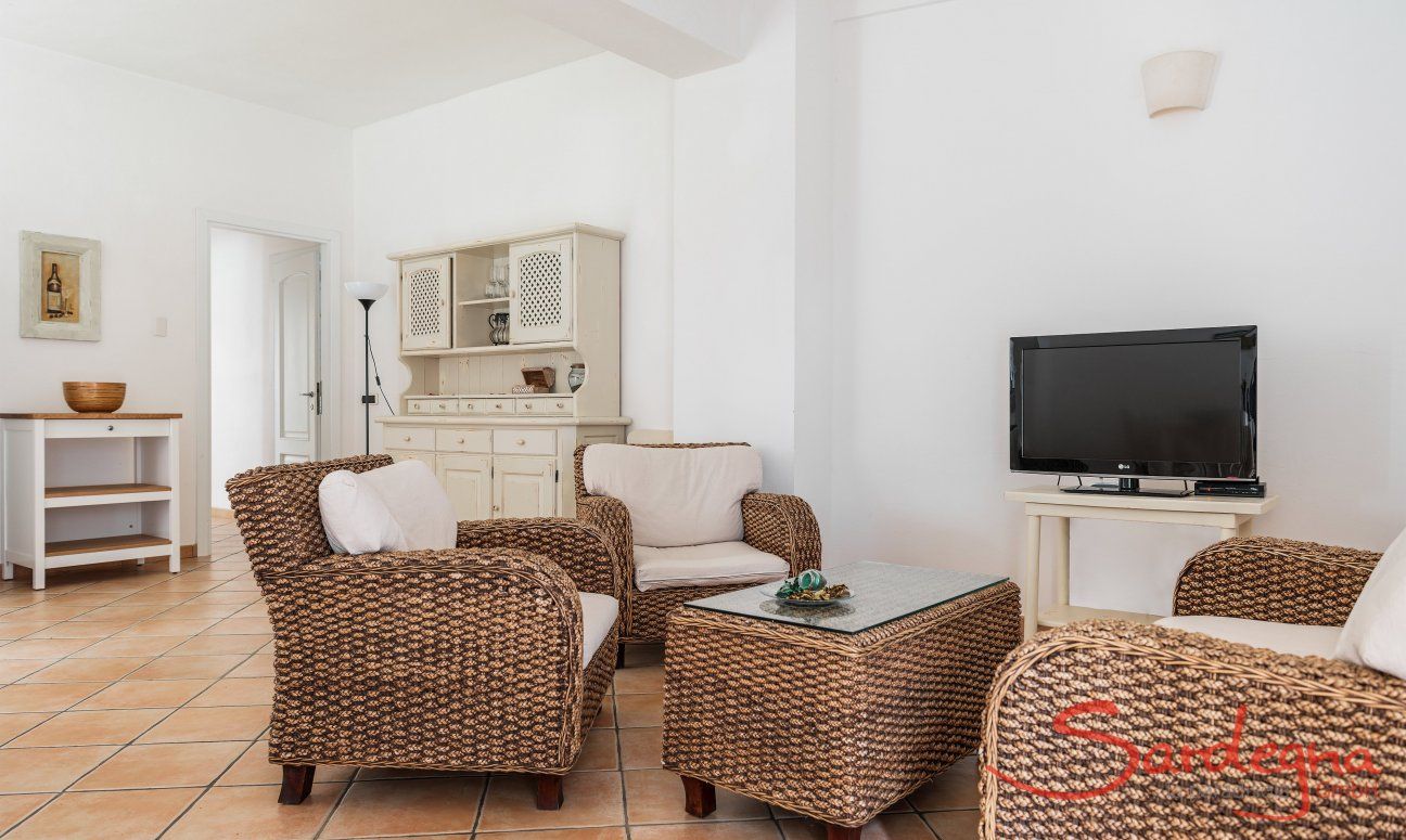 Apartment Orri 2 | Gemütliche Korbmöbel mit TV im großen Wohnzimmer App. Orri 2, Tortoli, Ostküste von Sardinien