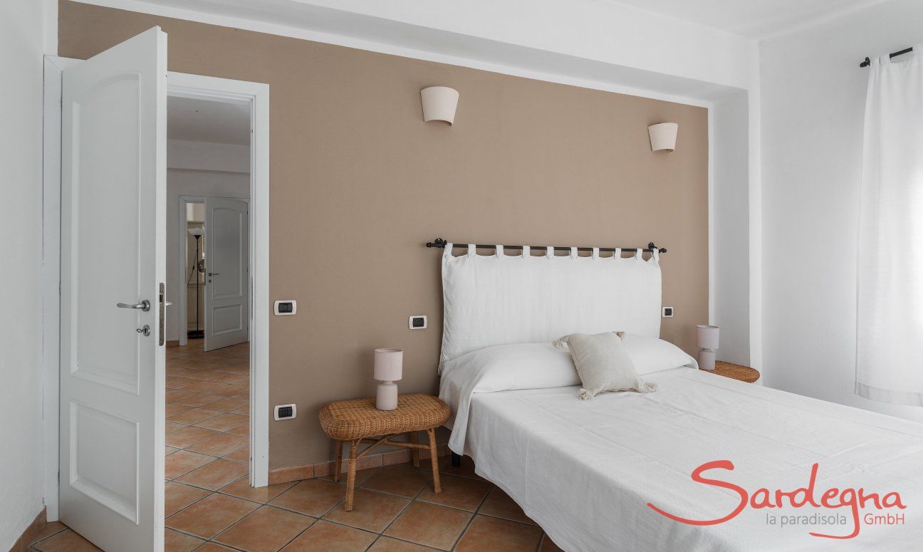 Apartment Orri 2 | Schlafzimmer 1 mit Doppelbett und Tür zum Garten App. Orri 2, Tortoli, Ostküste von Sardinien