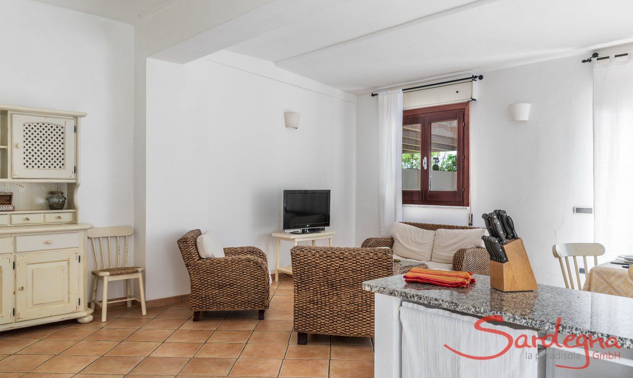 Apartment Orri 2 | Großes Wohnzimmer mit Sofaecke, Essbereich und Küchenzeile App. Orri 2, Tortoli, Ostküste von Sardinien