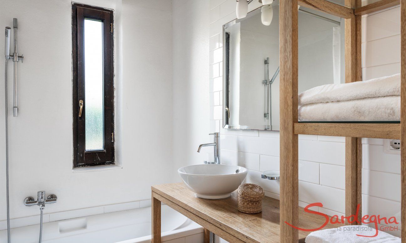 Villetta 3 | Masterbad mit Badewanne Schlafzimmer Bad Villetta 3, Costa Rei