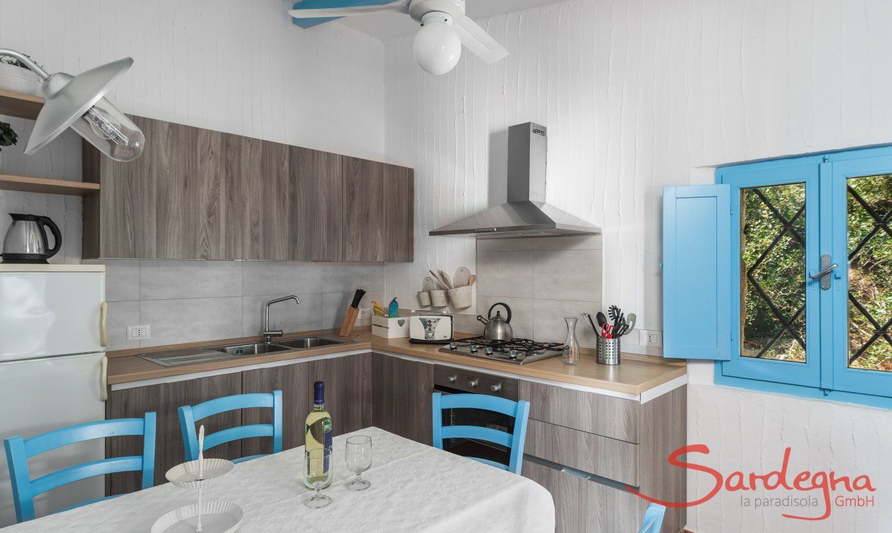 Casa 17 | Wohnküche ausgestattet mit Ofen, Gasherd, Spülmaschine und Deckenventilator Casa 17, Sant Elmo, Südsardinien