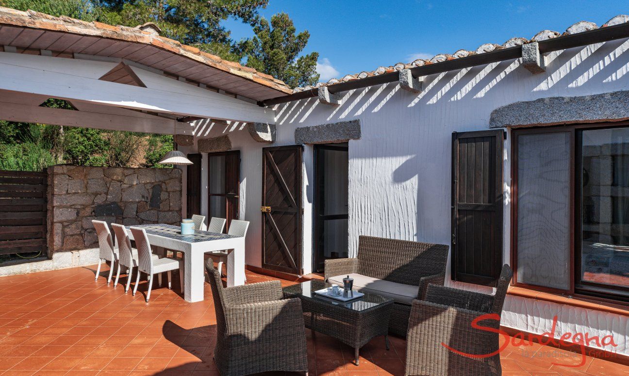 Casa 17 | Die teilüberdachte Terrasse mit Sofamöbeln und Esstisch wird zum Wohnzimmer im Freien Casa 17, Sant Elmo, Südsardinien